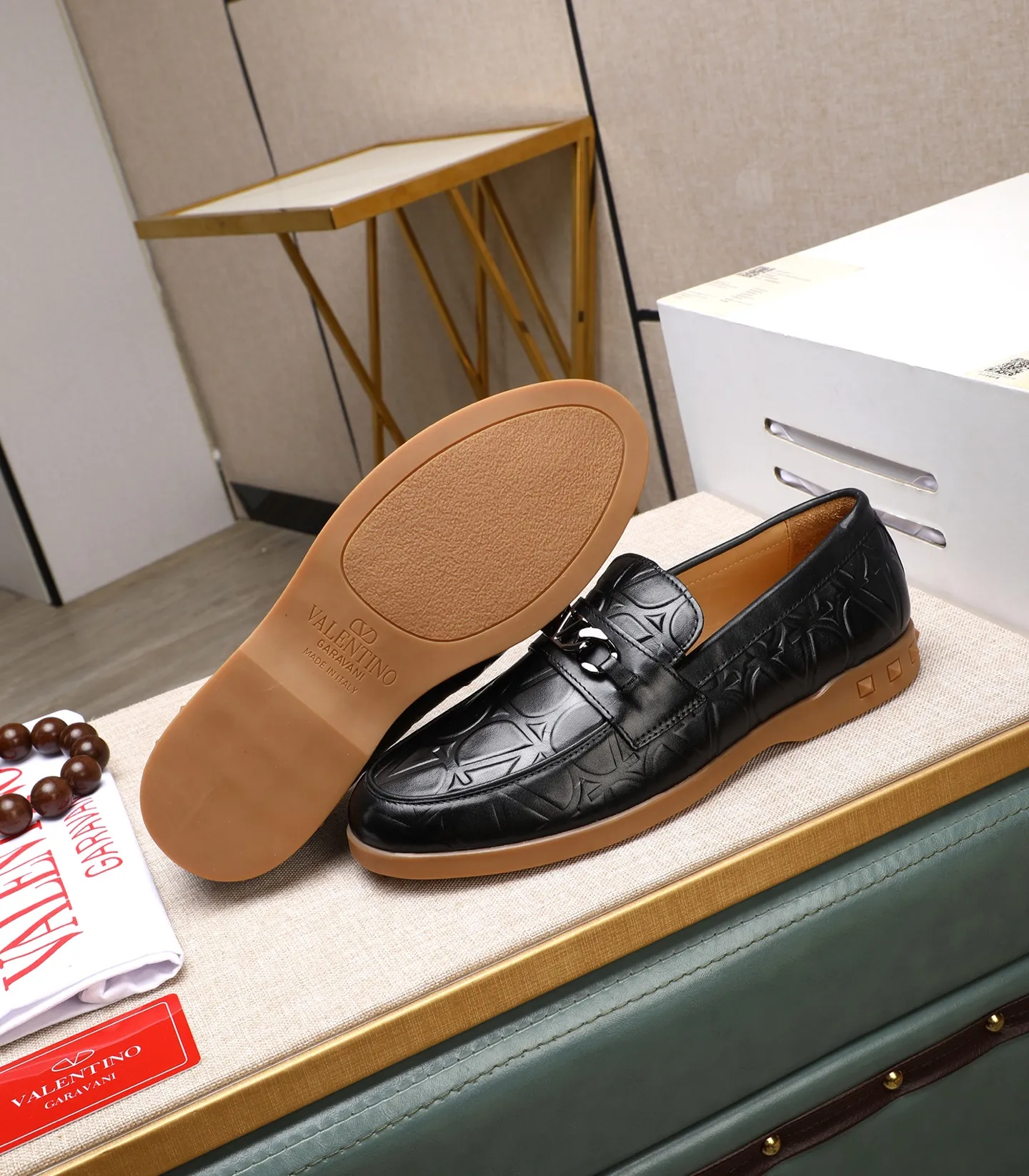 Men's shoes 💰520 [Valentino-Valentino] High-quality boutique men's shoes. The same style as the celebrities, original and authentic.✅ Made of imported cowhide + original apricot cowhide lining. The French luxury model is priced at 14,080 Swiss francs. It is also a Paris Fashion Week catwalk model. A brand can be deeply rooted in your heart, and a pair of shoes can make you linger. What you wear is not only noble, but also an aura. 👻Standard 38-45